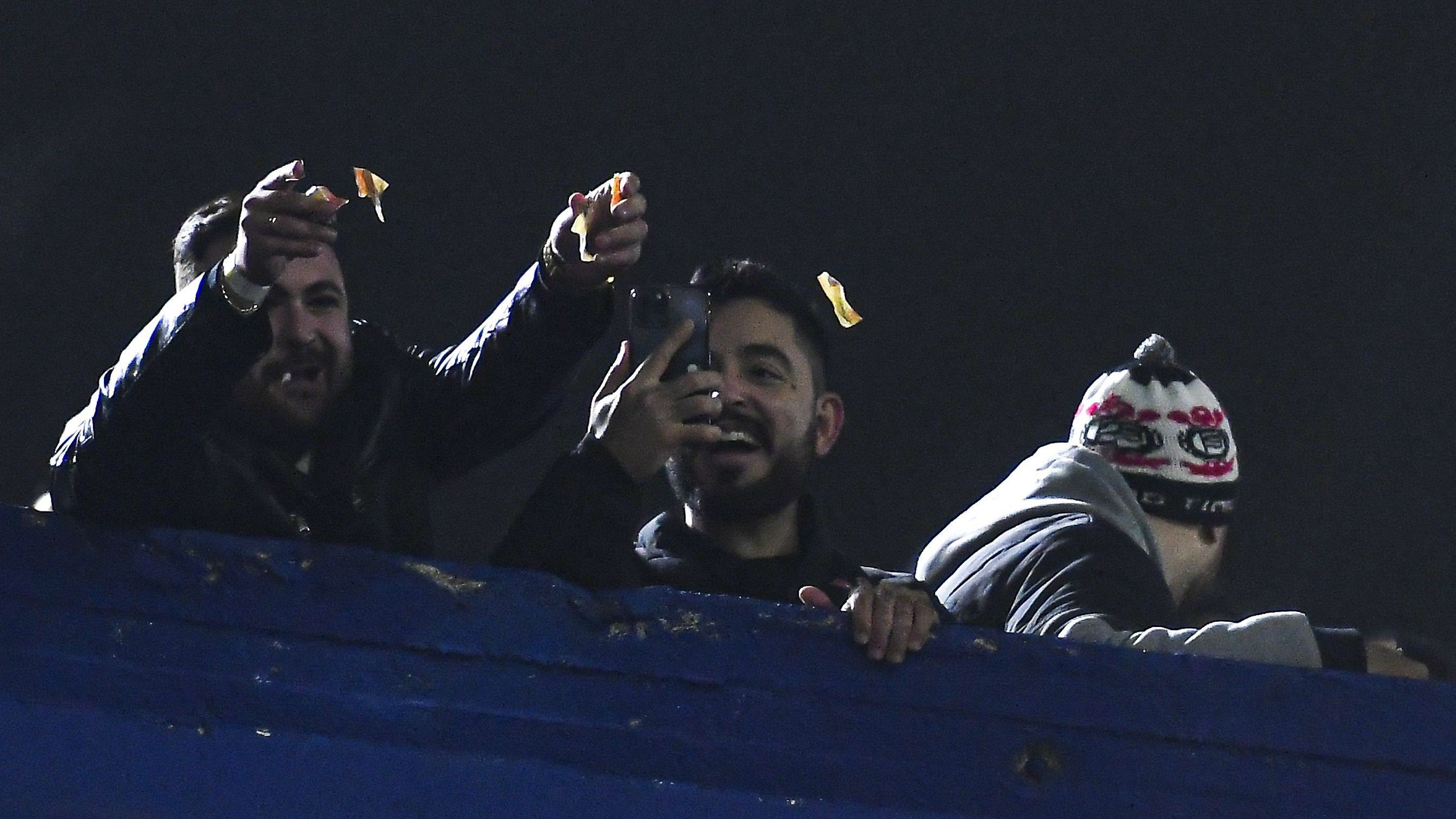 Torcedor do Corinthians rasga nota de dinheiro em partida contra o Boca Juniors na Libertadores de 2022