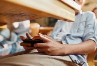 Lei que proíbe celulares não deve alterar rotina de escolas de SP, dizem educadores