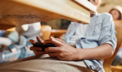 Mesmo com restrição, mais da metade dos alunos usa celular na sala de aula