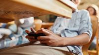 Mesmo com restrição, mais da metade dos alunos usa celular na sala de aula