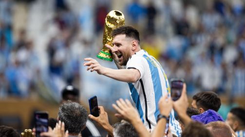 Messi celebra a conquista do Mundial com a taça