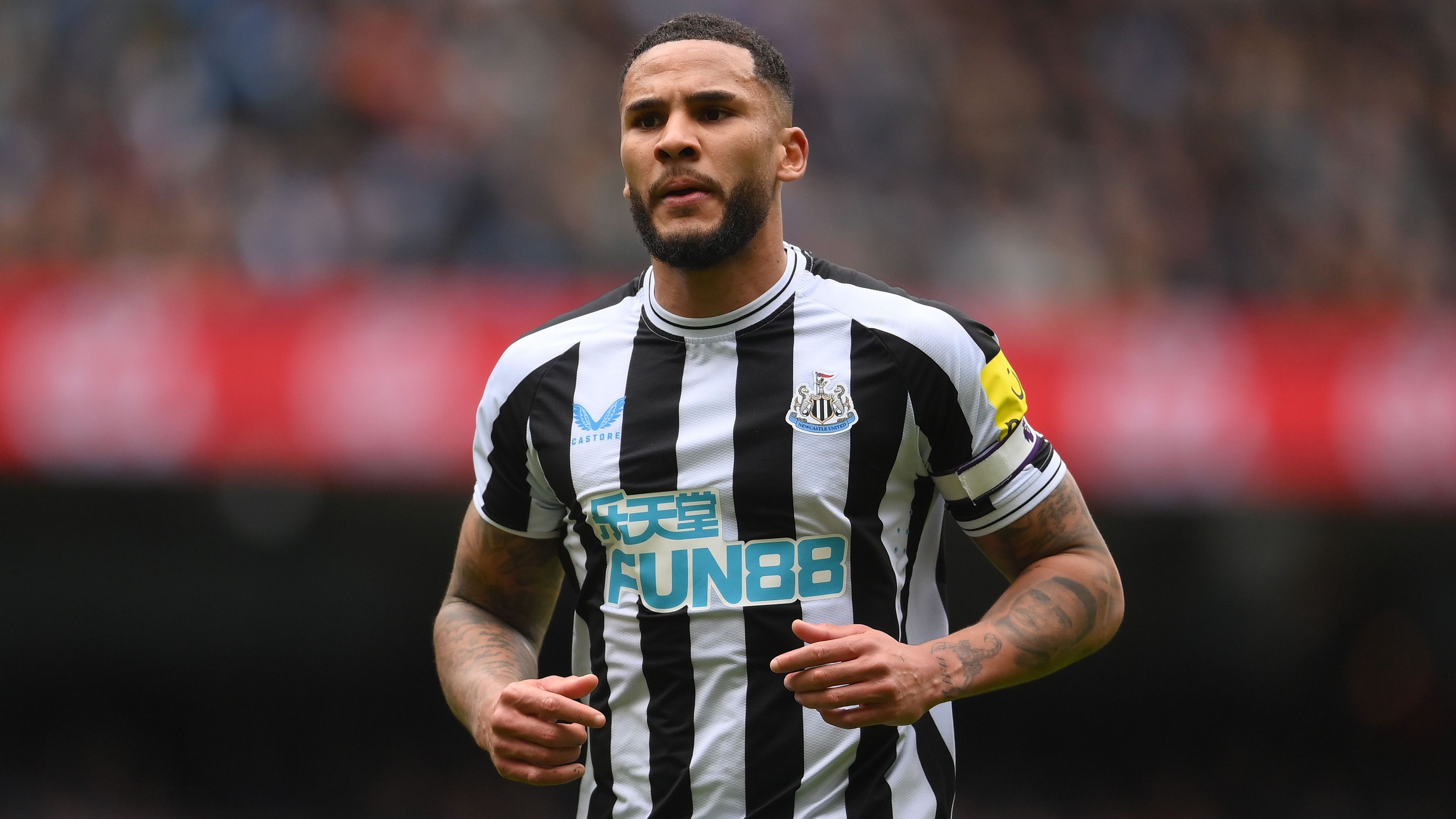 Jamaal Lascelles, capitão do Newcastle, se envolveu em briga na madrugada de 20 de agosto