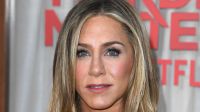 Jennifer Aniston vaza próprio celular e corre para apagar post