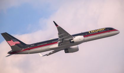 Ex-presidente dos EUA Donald Trump viajou com o Trump Force One para tribunal