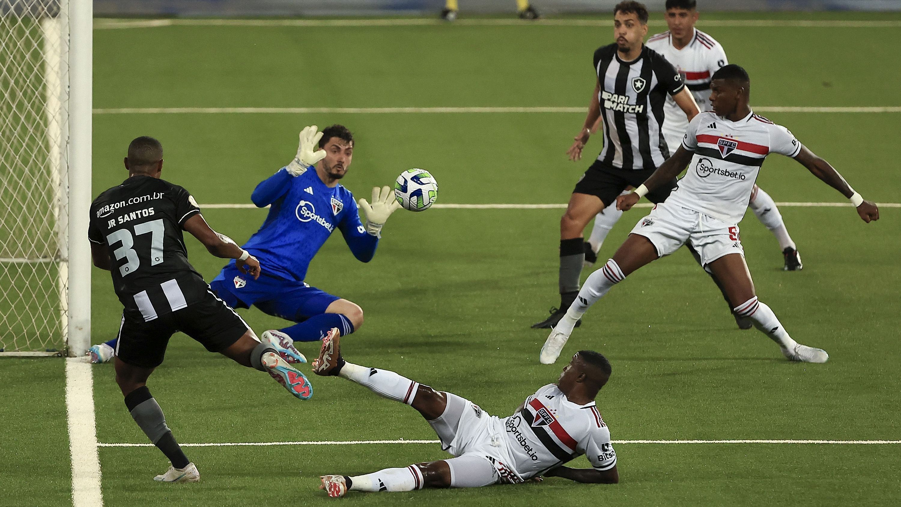 Botafogo venceu o São Paulo no primeiro turno