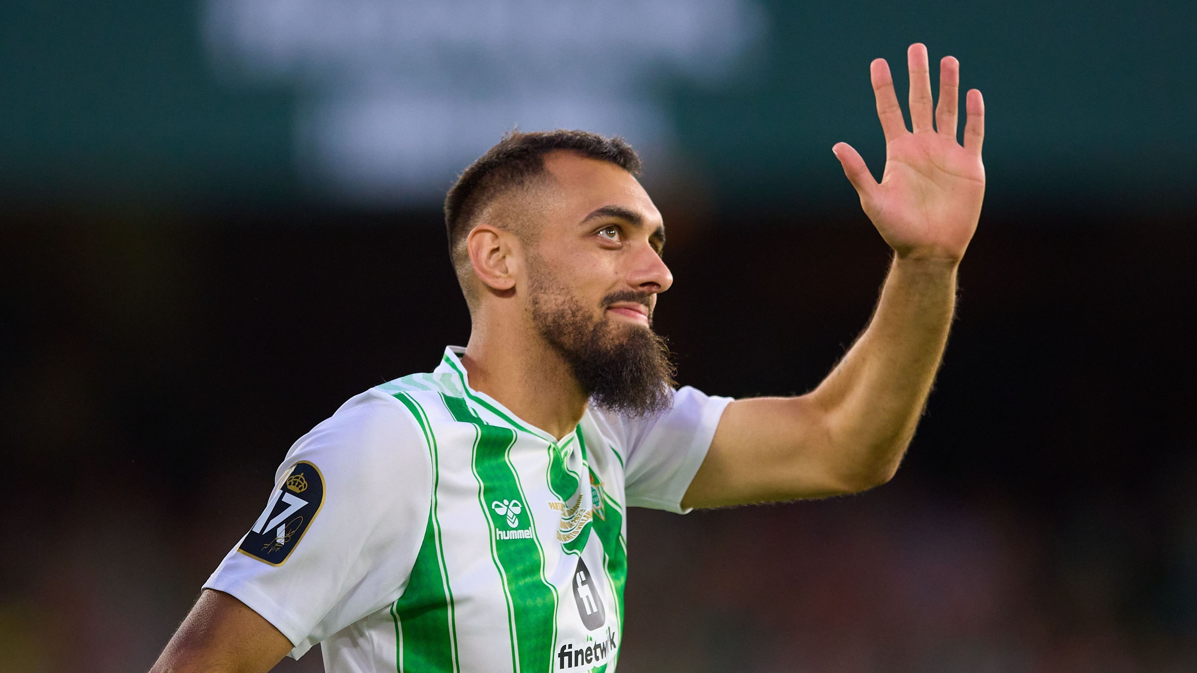 Borja Iglesias em ação durante a partida de despedida do atacante Joaquín Sánchez