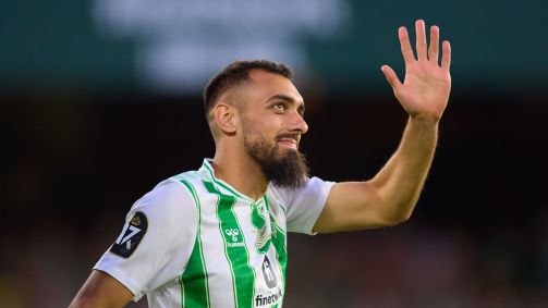Borja Iglesias em ação durante a partida de despedida do atacante Joaquín Sánchez