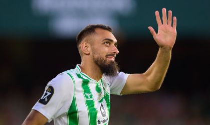 Borja Iglesias em ação durante a partida de despedida do atacante Joaquín Sánchez