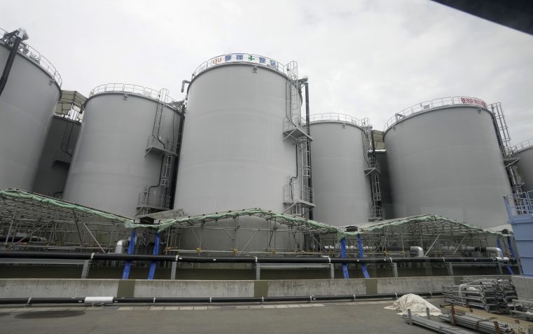 Os tanques de armazenamento da água radioativa tratada pelo Sistema Avançado de Processamento de Líquidos (ALPS) no mar estão alinhados na Usina Nuclear Fukushima / Kimimasa Mayama-Pool/Getty Images