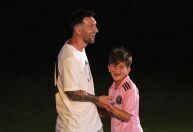 Filho de Messi posa com camisa de time da Argentina e visita estádio; veja