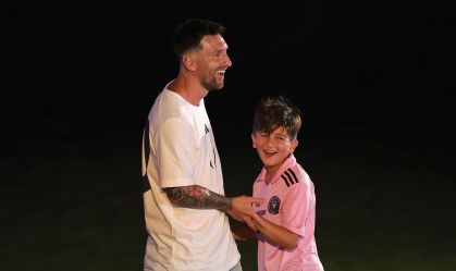 Messi e Thiago brincam durante apresentação do argentino no Inter Miami