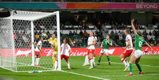 Jogadoras de Canadá e Irlanda durante gol olímpico marcado pela irlandesa Katie McCabe