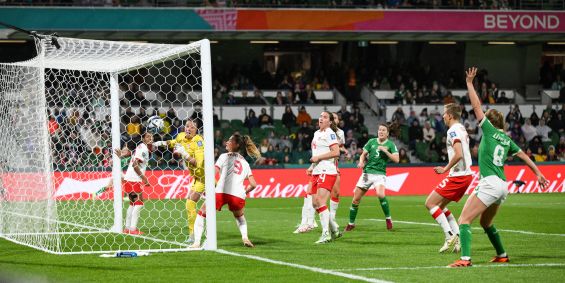 Jogadoras de Canadá e Irlanda durante gol olímpico marcado pela irlandesa Katie McCabe