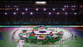 Dançarinos em ação durante a cerimônia de abertura da Copa do Mundo Feminina