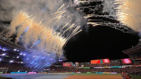 Fogos de artifício colorem o céu de Auckland durante a cerimônia de abertura do Mundial feminino