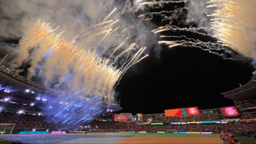 Fogos de artifício colorem o céu de Auckland durante a cerimônia de abertura do Mundial feminino