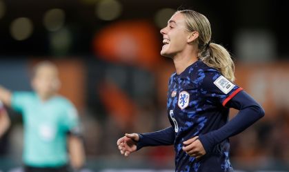 Artilheira da Holanda na Copa é fã de Ronaldinho e tem pai que jogou com Van Basten