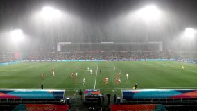 Chuva cai durante partida entre Suíça e Noruega