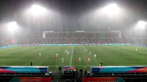 Chuva cai durante partida entre Suíça e Noruega