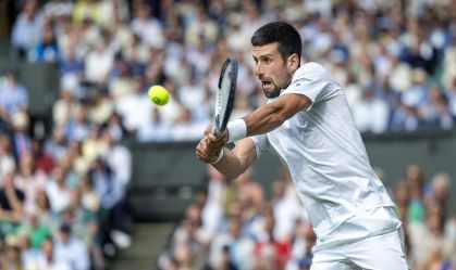 Djokovic em ação contra Carlos Alcaraz na final de Wimbledon
