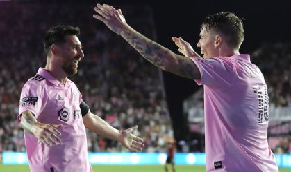 Lionel Messi e Robert Taylor comemoram um dos gols que marcaram pelo Inter Miami