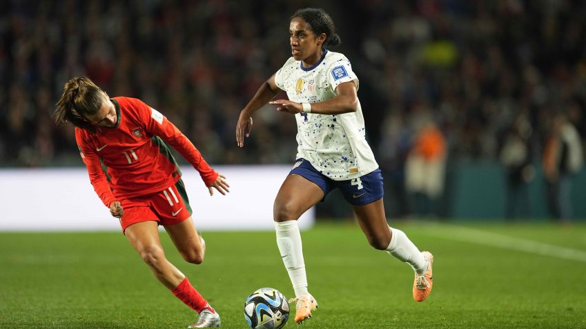 A zagueira norte-americana Naomi Girma em ação contra Portugal / Ulrik Pedersen/DeFodi Images via Getty Images