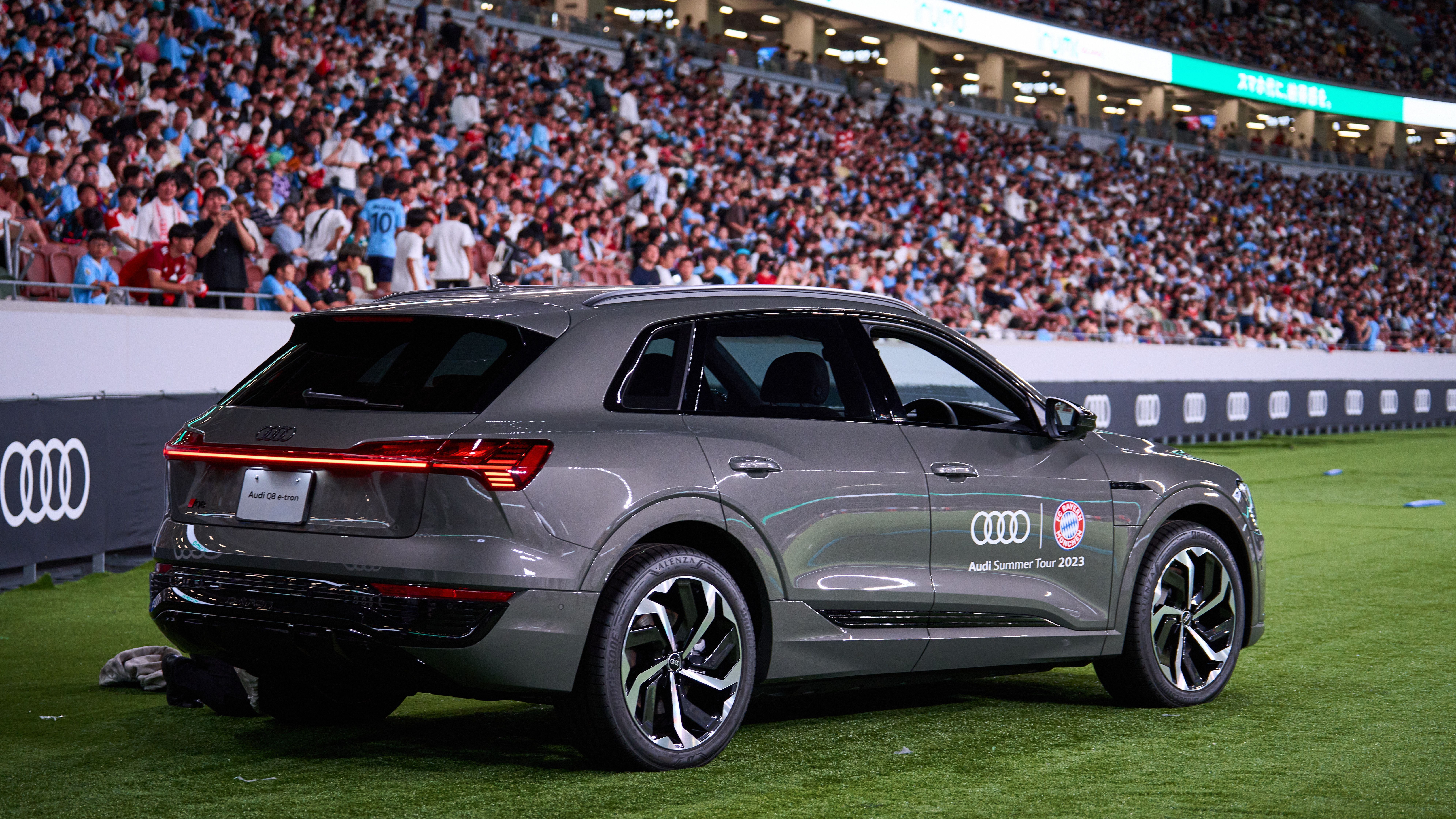 Audi Q8 e-tron exposto antes de um amistoso de pré-temporada do Bayern