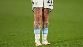 Yamila Rodriguez, da Argentina, tem tatuagem de Cristiano Ronaldo na canela. Jogadora foi criticada por torcedores por não ter tatuagem de Messi