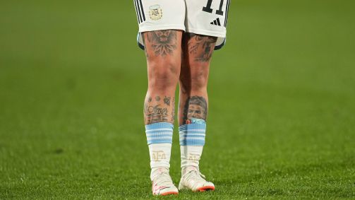 Yamila Rodriguez, da Argentina, tem tatuagem de Cristiano Ronaldo na canela. Jogadora foi criticada por torcedores por não ter tatuagem de Messi