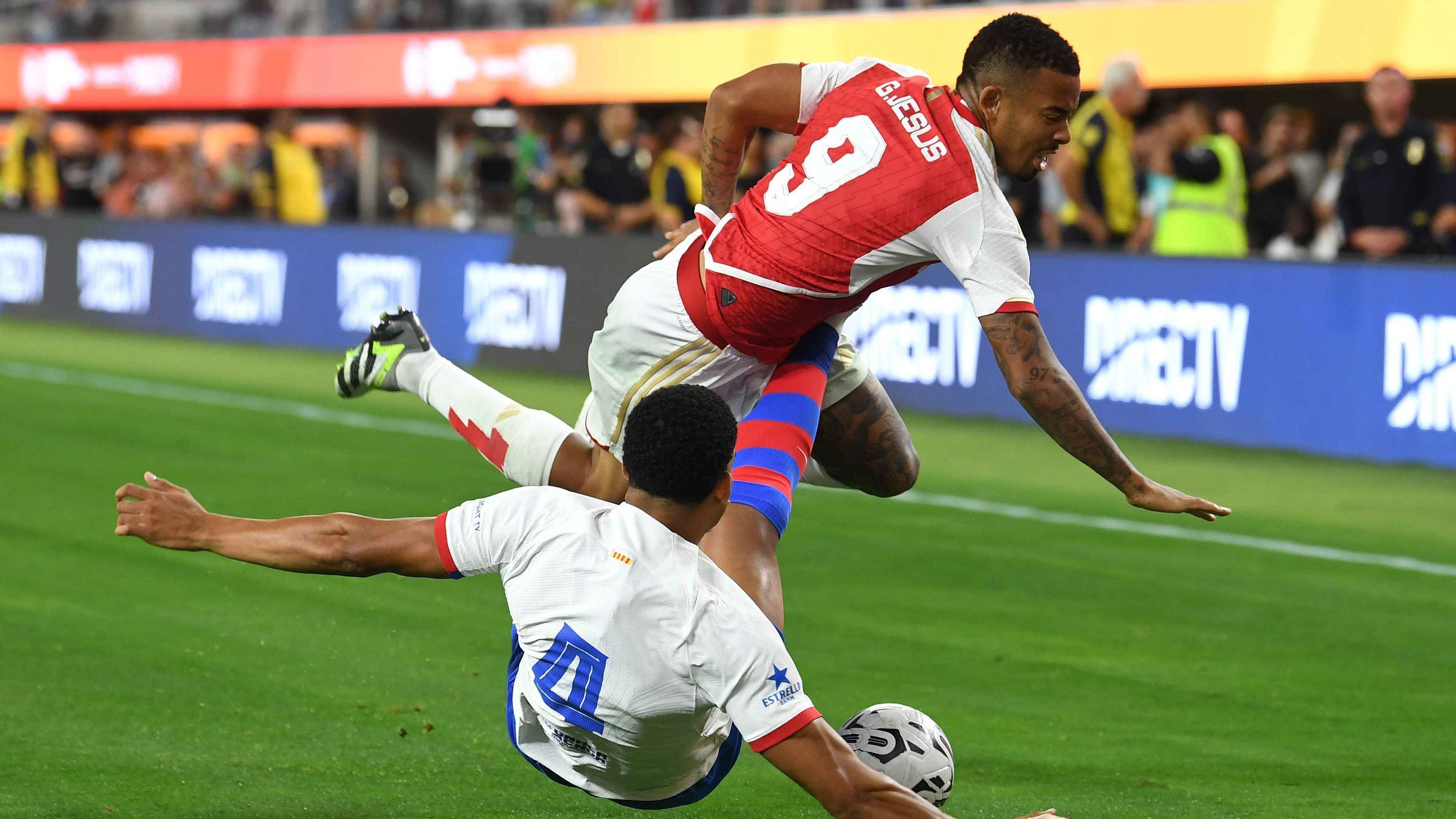 Gabriel Jesus sofre falta em amistoso contra o Barcelona