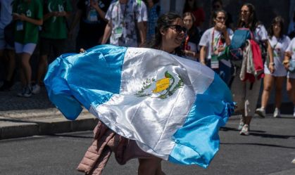 Bandeira da Guatemala é agitada por cidadão