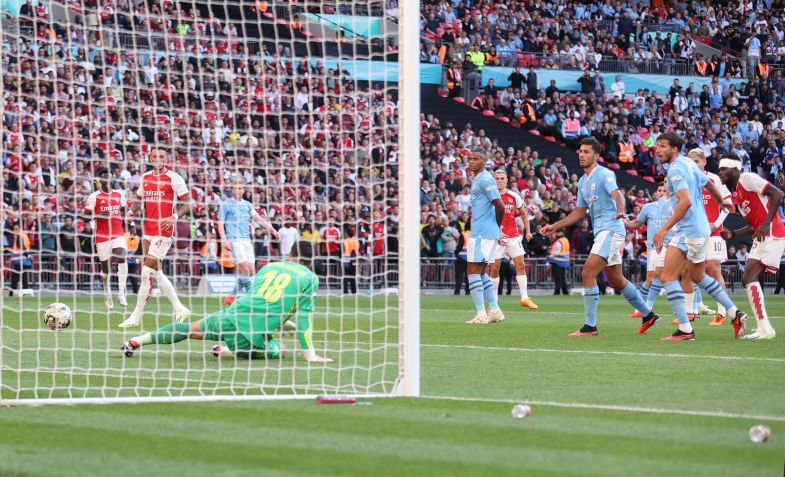 Trossard chuta, bola desvia em Akanji e mata Ortega: o gol de empate do Arsenal / Rob Newell - CameraSport via Getty Images