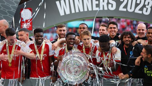 Jogadores do Arsenal celebram o título da Supercopa da Inglaterra