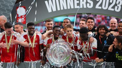 Jogadores do Arsenal celebram o título da Supercopa da Inglaterra