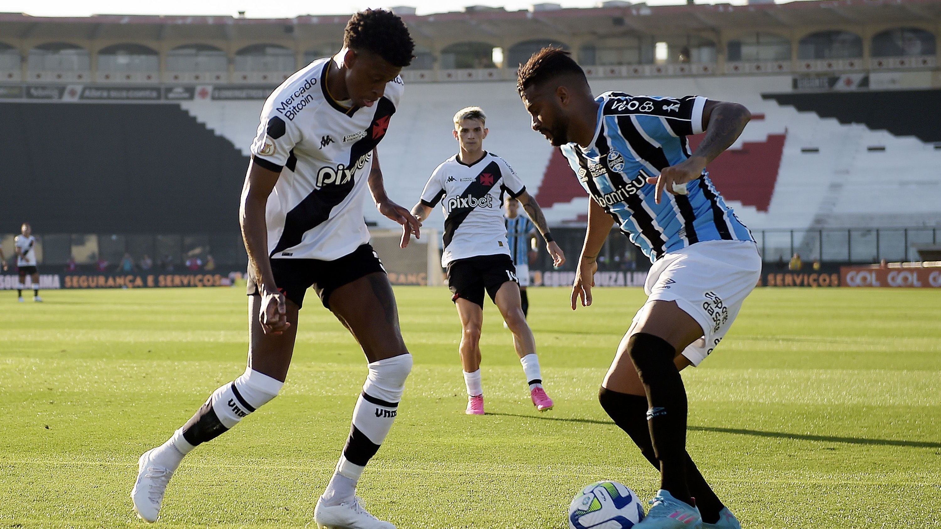 Vasco e Grêmio jogaram em São Januário com portões fechados