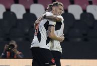 Estreante decide, Vasco vence Grêmio e “faz as pazes” com São Januário