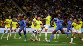 Gol de cabeça da francesa Wendie Renard contra o Brasil. Lance complicou a vida da Seleção no Mundial
