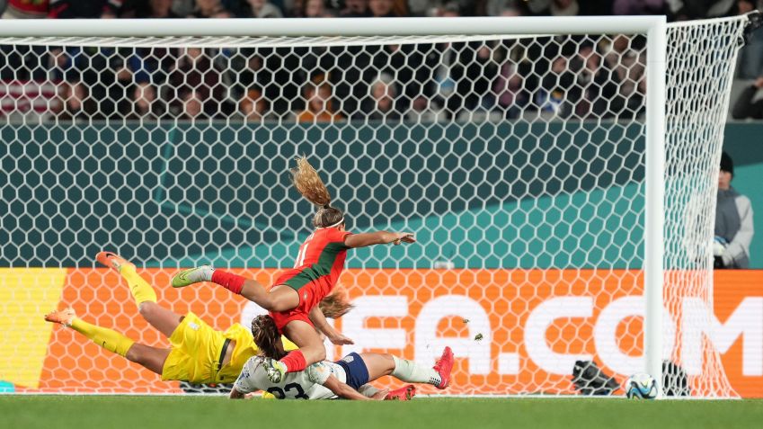 Atacante portuguesa Ana Capeta acerta chute na trave em jogo contra os EUA, pela Copa do Mundo Feminina / Robin Alam/USSF/Getty Images