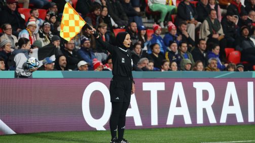Árbitra-assistente Saadieh Heba usa hijab no jogo entre Inglaterra e China