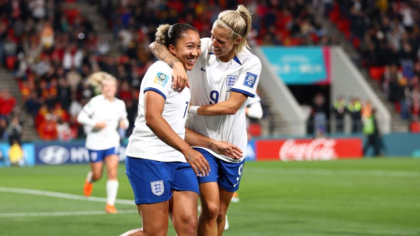Lauren James e Rachel Daly comemoram o quarto gol da Inglaterra contra a China / Naomi Baker - The FA/The FA via Getty Images