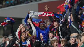 Torcedores do Haiti festejam nas arquibancadas durante jogo contra a Dinamarca