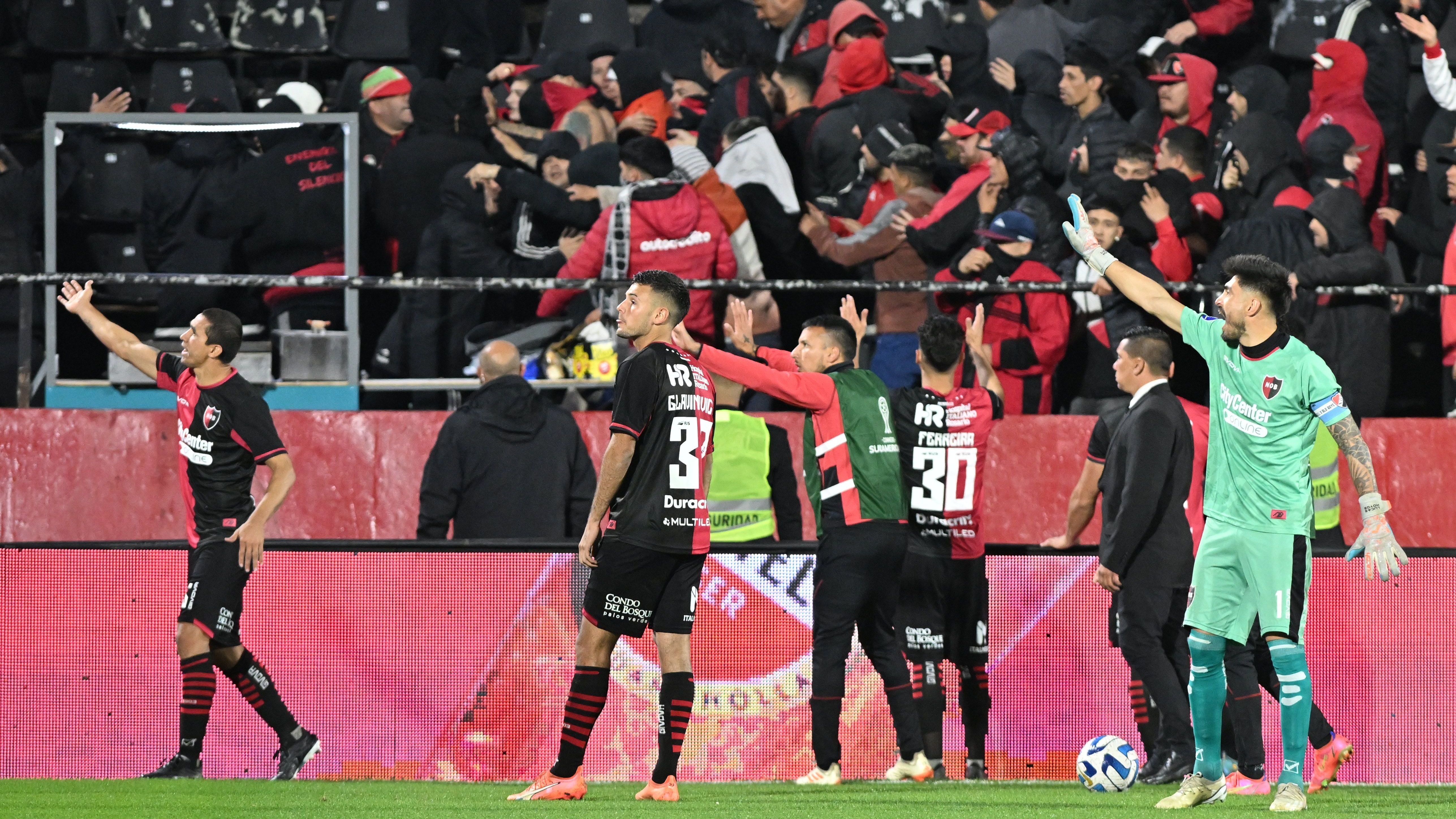 Jogadores do Newell's Old Boys tentam acalmar torcedores