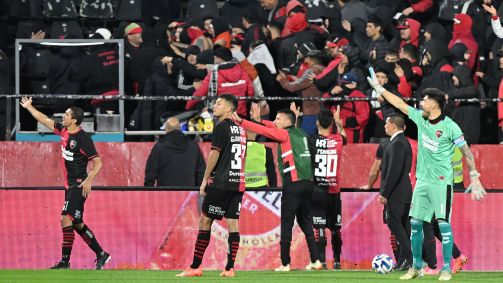 Jogadores do Newell's Old Boys tentam acalmar torcedores