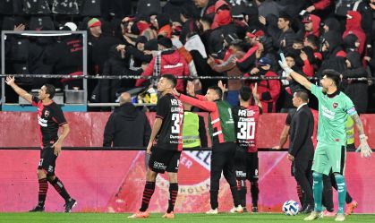 Imagens fortes: torcedores do Newell’s Old Boys quebram portão e são pisoteados