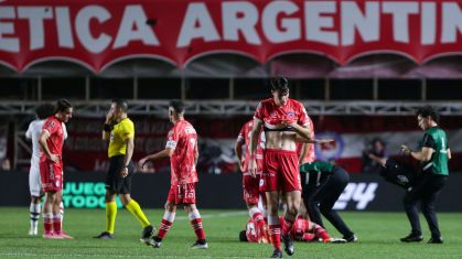 Luciano Sánchez no chão, enquanto os jogadores mostram desespero