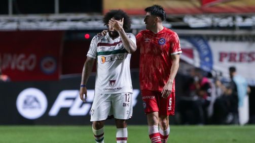 Marcelo chora após causar lesão gravíssima em jogador do Argentinos Juniors
