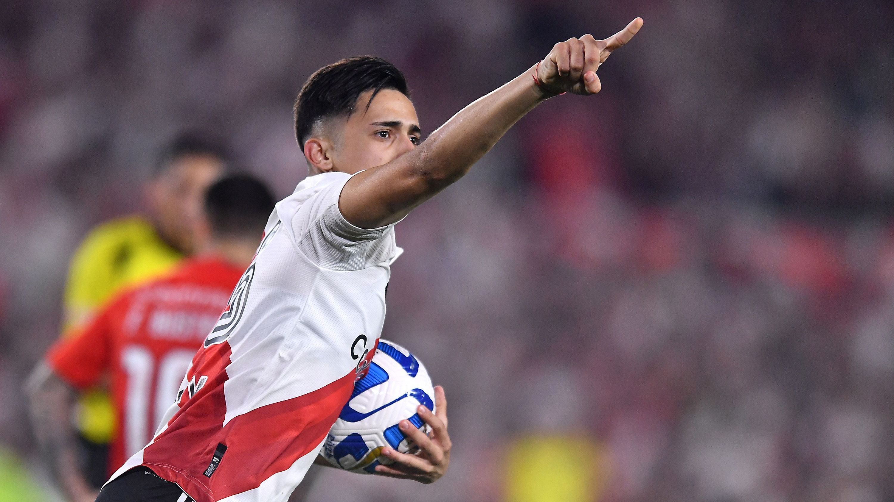Solari marcou os dois gols do River Plate no Monumental de Nuñez