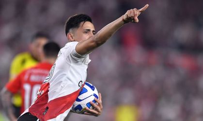 Solari marcou os dois gols do River Plate no Monumental de Nuñez