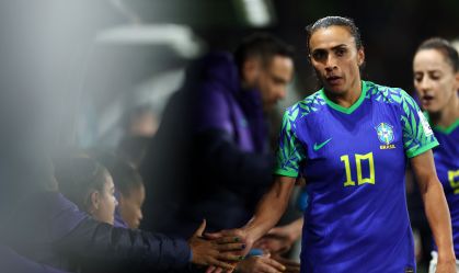 Marta após ser substituída no empate do Brasil contra a Jamaica