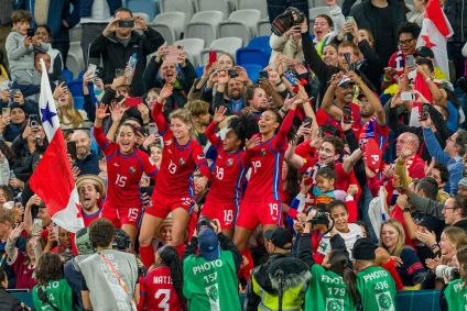 Jogadoras do Panamá celebram com a torcida após derrota por 6 a 3 contra a França